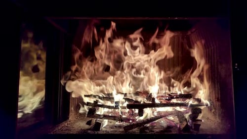 Fuego de leña en la chimenea