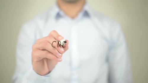 Desenvolvimento criativo, empresário escrevendo em tela transparente