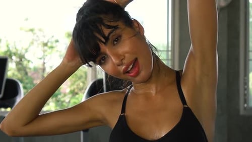 Gros plan d'une belle jeune femme caucasienne, mannequin de fitness, portant des vêtements de sport en sueur au gymnase