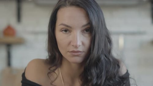 Kopfschuss einer selbstbewussten kaukasischen jungen Frau, die in die Kamera blickt