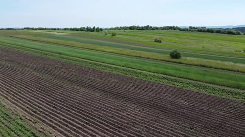 Vue aérienne par Drone d'un survol du paysage agricole rural.
