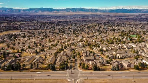 Der
Zeitraffer aus der Luft zeigt die Nachbarschaft von Colorado, während sich die Wolken bewegen.