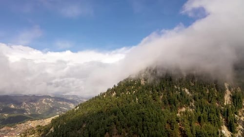 Sentez-vous comme un oiseau survolant les nuages, tirez sur Drone