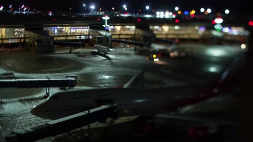 Zeitraffer des Flughafens in der Winternacht