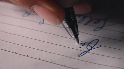 Nahaufnahme des Übens des Schreibens