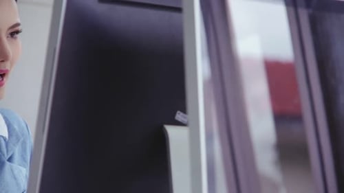 Kundenbetreuer oder Call Center mit Headset, der mit dem Kunden am Telefon spricht