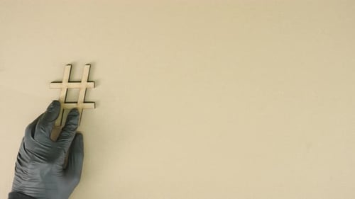 Hashtag-Symbol aus recyceltem Karton auf den Tisch legen