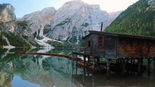 Lago Braies Pragser Wildsee en Dolomitas al atardecer, Sudtirol, Italia