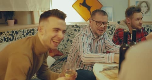 Amigos da festa em casa