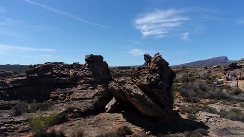 Vista aérea del paisaje y las montañas rocosas 4k