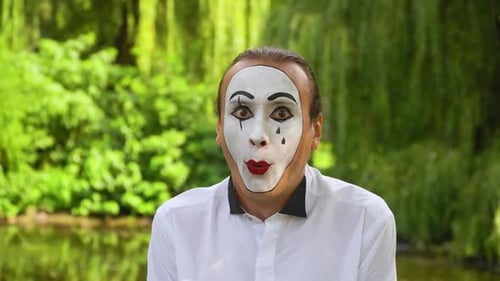 Mime on the Park zeigt Pantomime. Gefühl der Angst