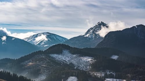 Movimiento rápido de nubes en Winter Mountains Nature 4K