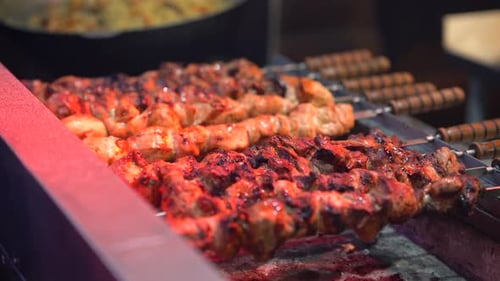 Roter Grill auf einer Holzkohle