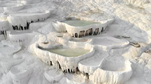 Weißes Travertin-Felsen, das mit Kalziumkarbonat-Mineral im Wasser
