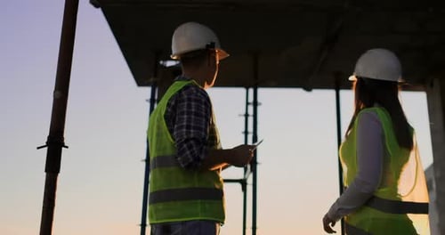 Femme architecte et ouvrière du bâtiment serrant la main