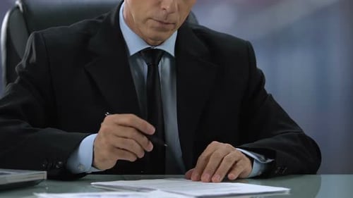 Geschäftsmann liest und unterschreibt Vertrag, Anwalt im Amt, Dokumente