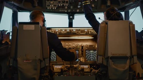 Capitão de avião e copiloto mulher corrigindo altitude no painel