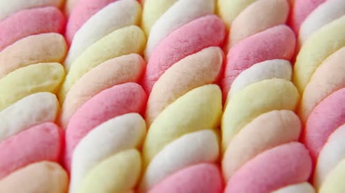 Marshmallow Candy in einer Schüssel auf Blau