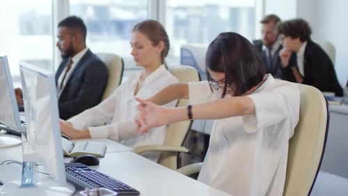 Les gens d'affaires travaillant sur les ordinateurs au bureau