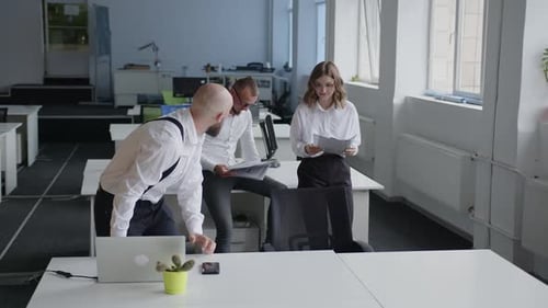 Des collègues saluent un garçon pour lui dire qu'il a terminé son travail en ligne