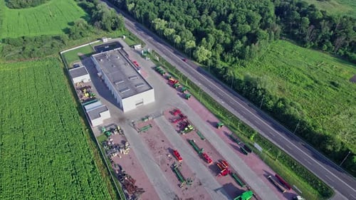 Industriegebäude und Traktoren