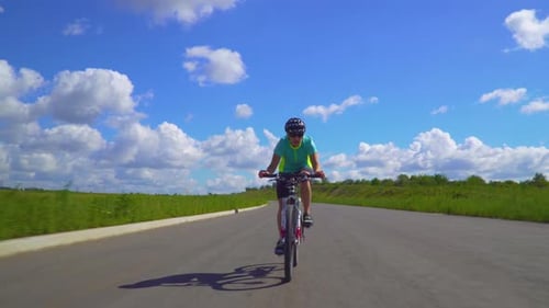 Rennrad-Radfahrerin auf einem Fahrrad