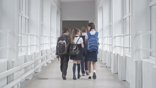 Crianças do ensino médio conversando no corredor