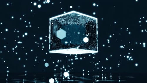 Kleiner Würfel rotiert in transparentem Eiswürfel und fliegenden weißen Partikeln und verspiegeltem Boden