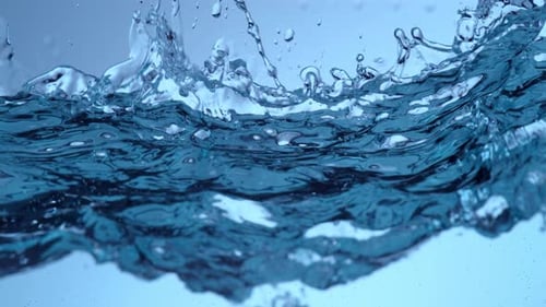 Wasseroberfläche spritzt in Zeitlupe; aufgenommen auf Phantom Flex 4K bei 1000 Bildern pro Sekunde