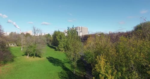 Eine Luftaufnahme eines sonnigen schönen Tages in einem grünen Wohnviertel