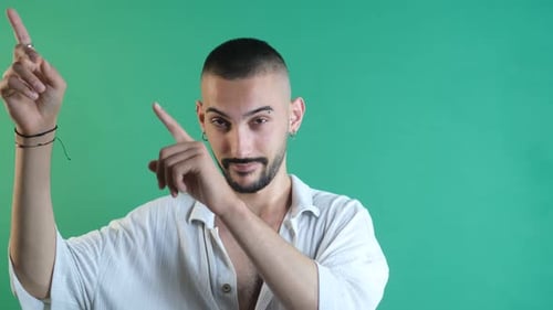 Junger Mann zeigt auf Ecke