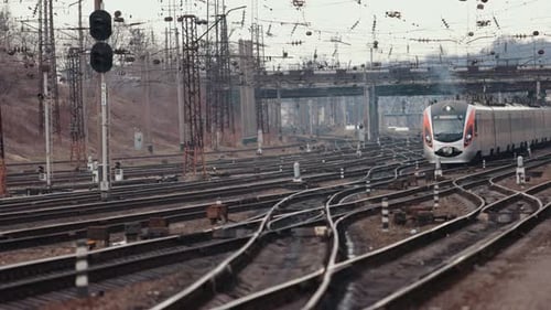 Hochgeschwindigkeits-Personenzug in Bewegung am Bahnhof bei Sonnenuntergang in Europa