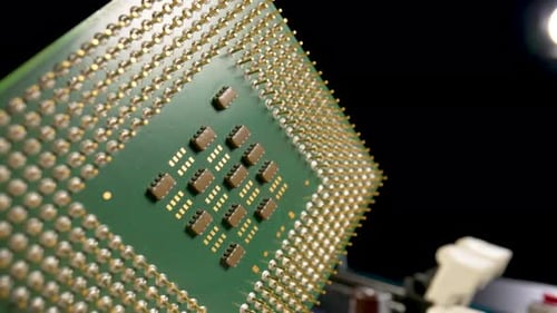 Grüner Computer-CPU-Mikroprozessor oder Prozessor auf schwarzem Hintergrund