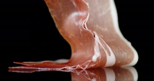 Un morceau d'antipasto frais est posé sur la table.
