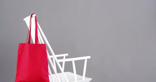 Bolso colgado de una silla