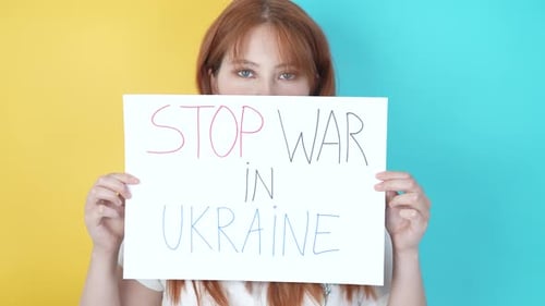 Eine schöne rothaarige Ukrainerin sagt, Stoppt den Krieg in der Ukraine