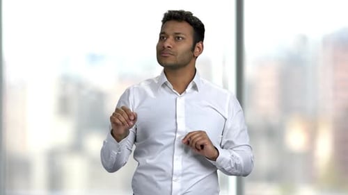 Selbstbewusster Geschäftsmann arbeitet mit transparentem virtuellen Bildschirm.