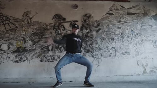 Moderner Tanz in einem alten Gebäude - Graffiti-Hintergrund