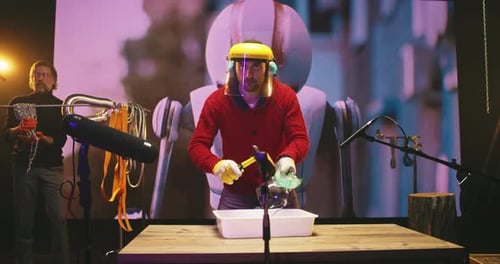Des hommes créent des sons cliquetis pour un robot dans un film