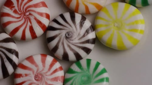 Rotierende Aufnahme einer bunten Mischung aus verschiedenen Bonbons - CANDY MIXED 006