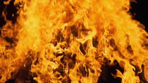 Big Bonfire brennt in der Nacht, Feuer Flamme Hintergrund, Zeitlupe 240 Fps