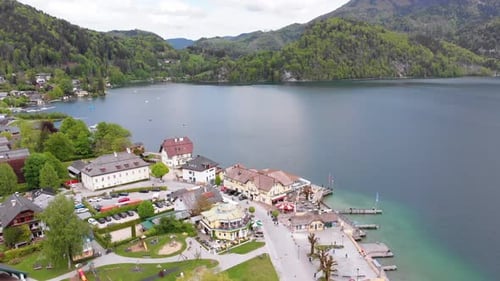 Vista aérea de la montaña del lago Wolfgangsee con casas de la ciudad turística en Austria, Alpes