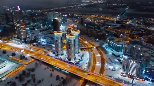 Hyperlapse Zeitraffer der Autoverkehrsstraße in der Winternacht in Nowosibirsk. Drohnen-Luftaufnahme von oben, fliegen