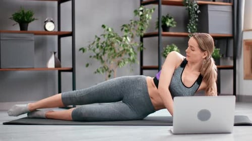 Fitness Mujer Entrenamiento deportivo en casa Ver Vídeo tutorial Usar computadora portátil Disfruta de un estilo de vida saludable