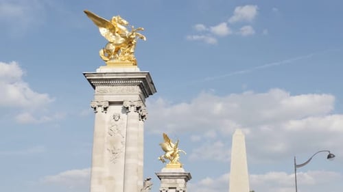 Sculptures de monuments français sur fond de ciel bleu à Paris 4K 2160p 30 images par seconde en UltraHD - Famous Pont Al
