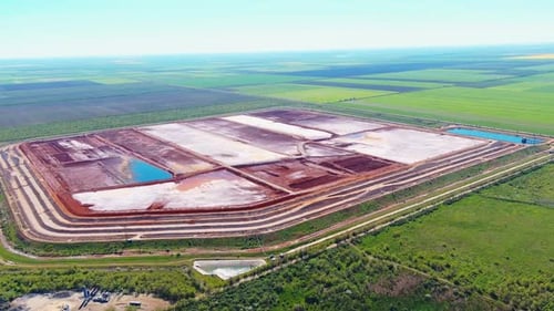 carrière rouge en Ukraine en été