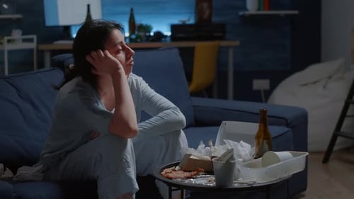 Mujer frustrada estresada que tiene dolor de cabeza Sentirse triste