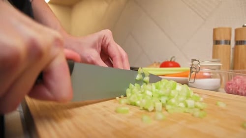 Une femme coupe des tranches de céleri