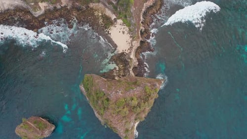 Schöne felsige Klippen und Plantagen und Meerwasser in Bali, Indonesien