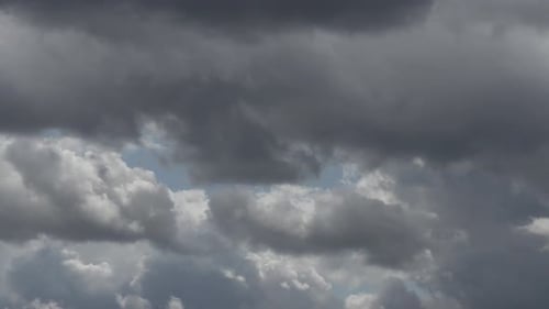 Wolken bewegen sich gegen den blauen Himmel